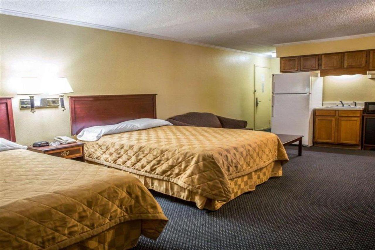 Rodeway Inn & Suites Plymouth Hwy 64 Luaran gambar