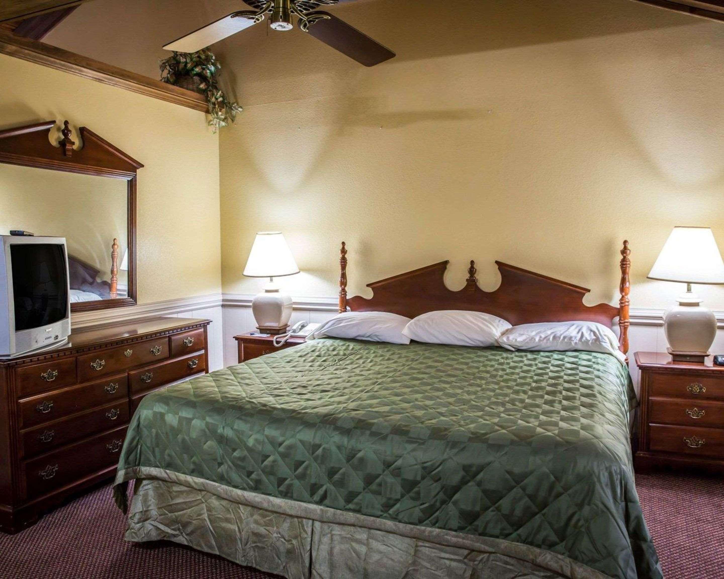 Rodeway Inn & Suites Plymouth Hwy 64 Luaran gambar