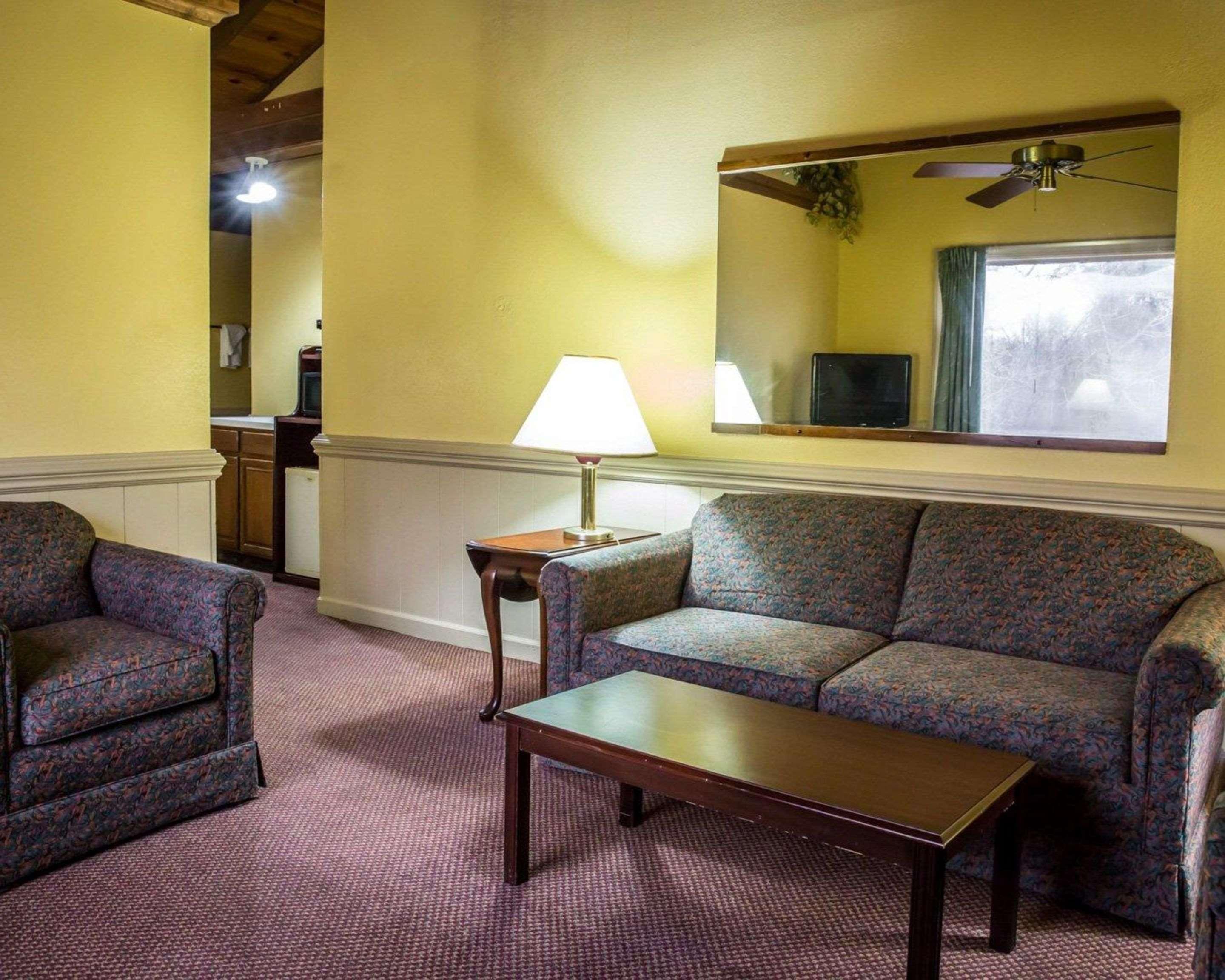 Rodeway Inn & Suites Plymouth Hwy 64 Luaran gambar