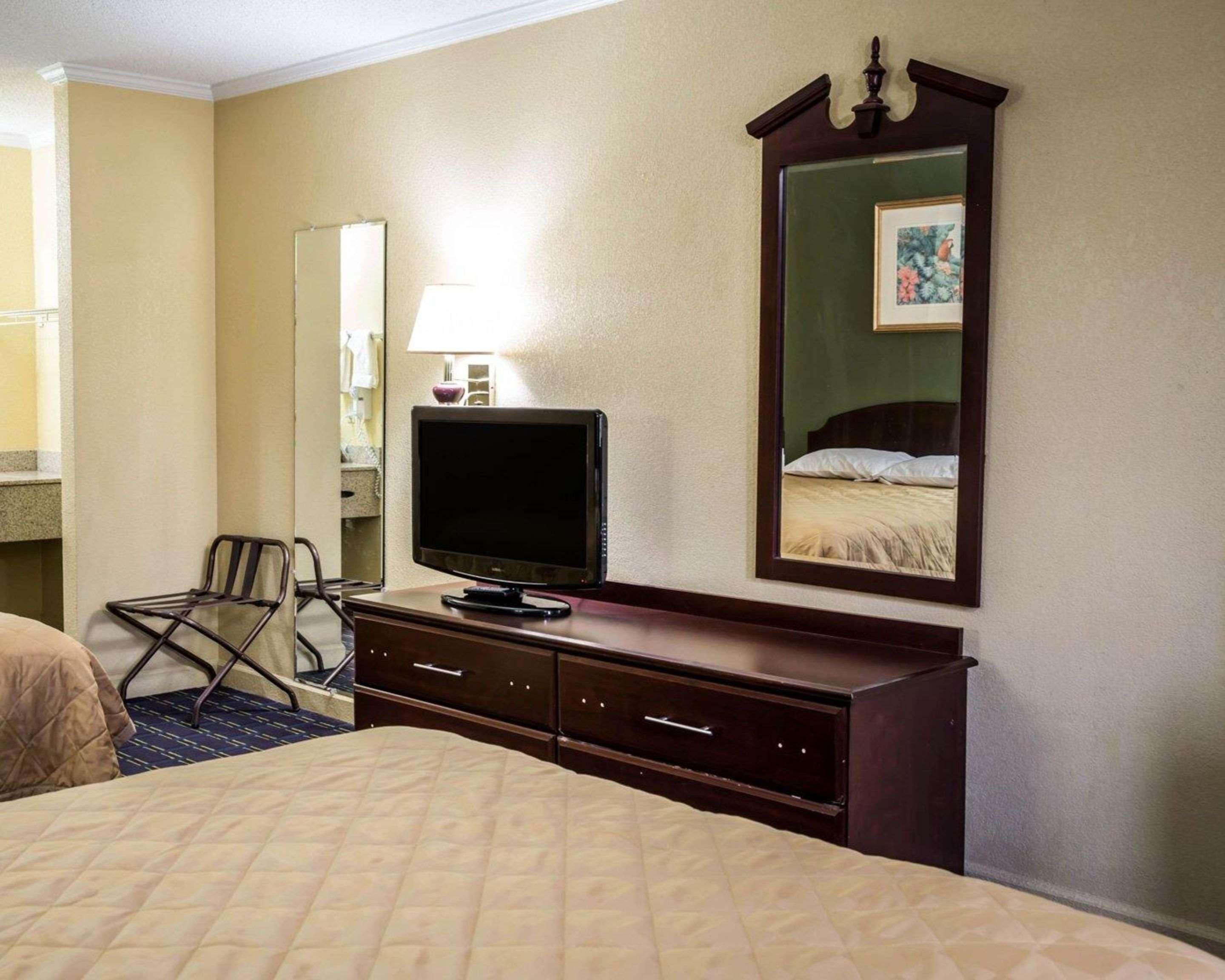 Rodeway Inn & Suites Plymouth Hwy 64 Luaran gambar