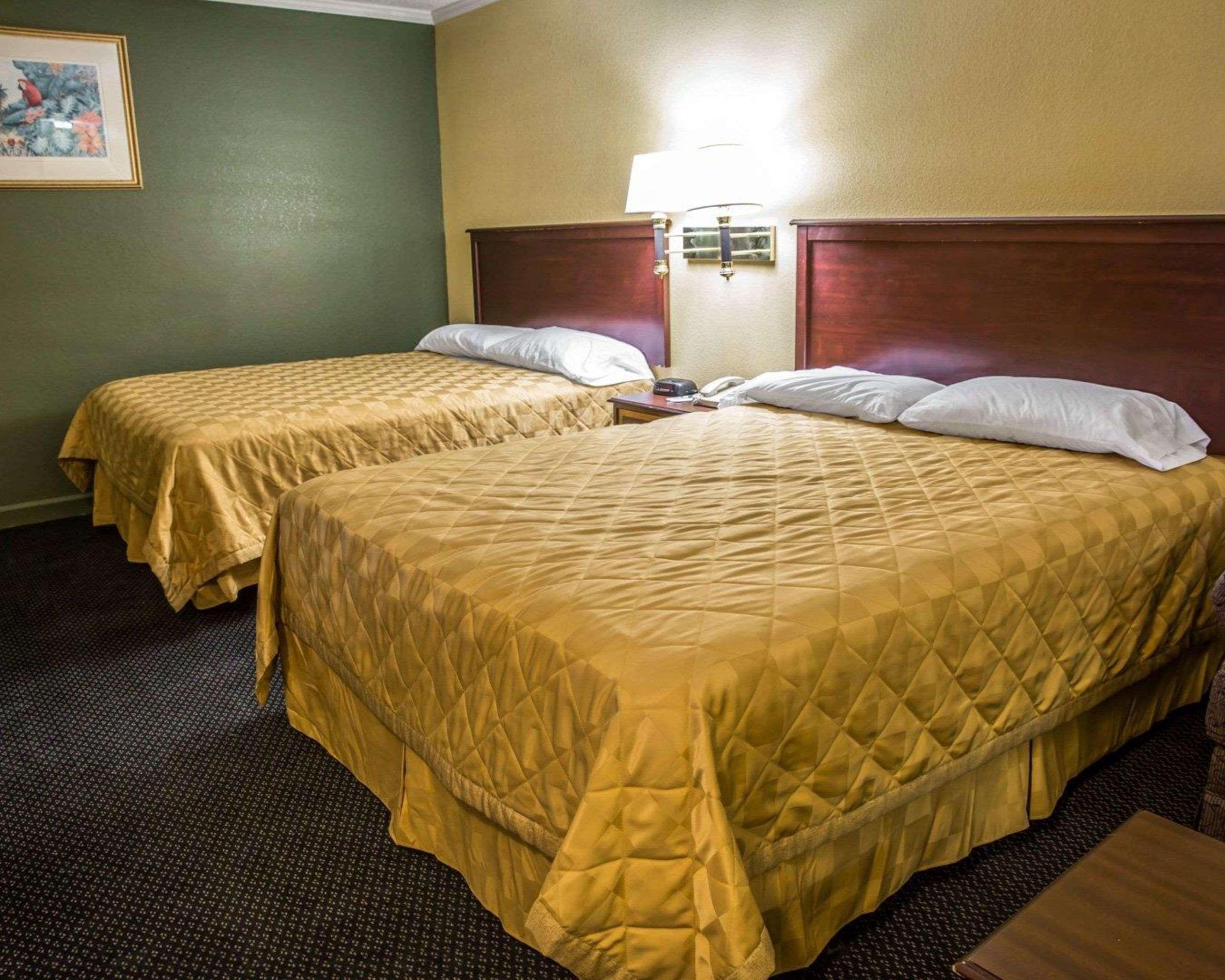 Rodeway Inn & Suites Plymouth Hwy 64 Luaran gambar