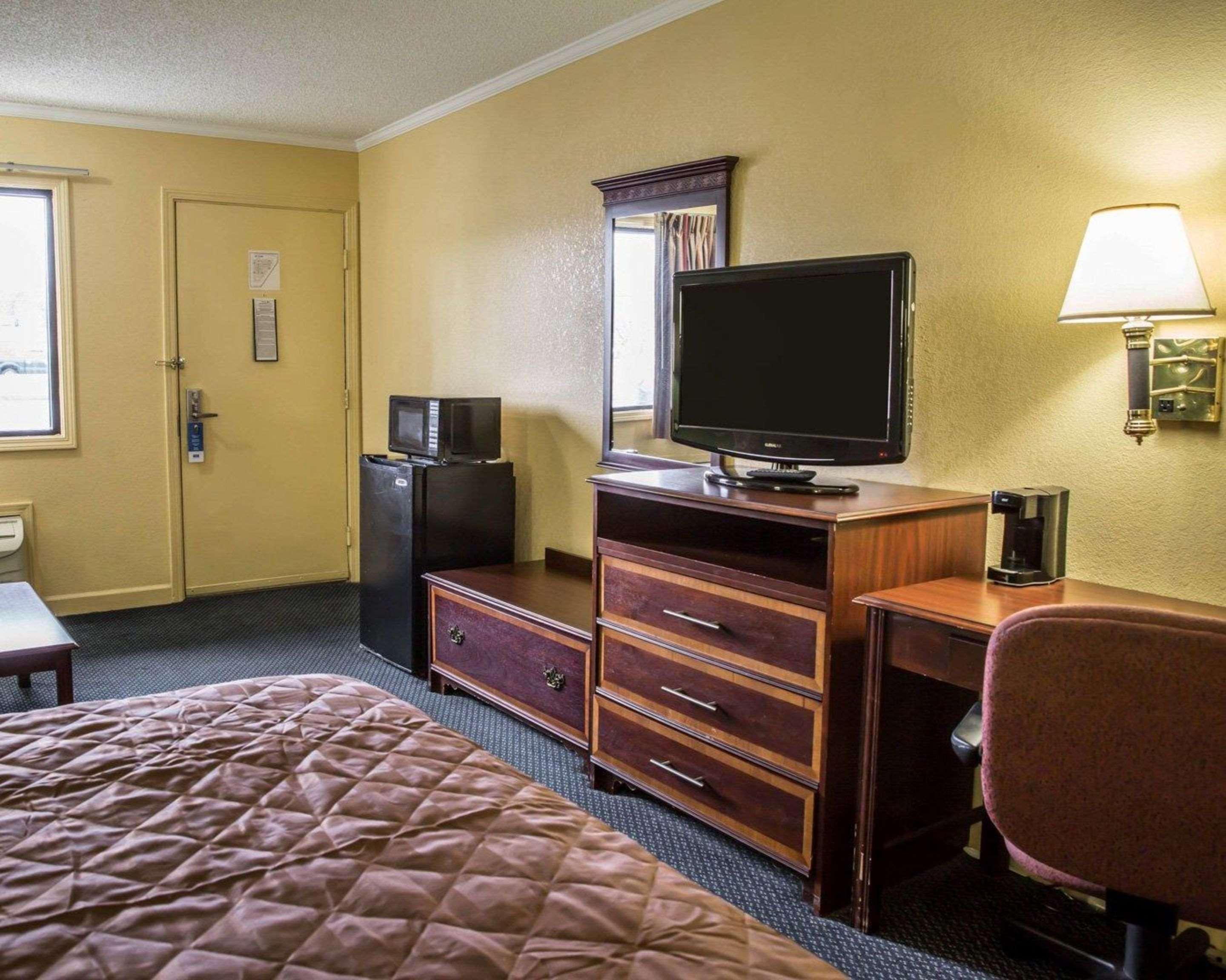 Rodeway Inn & Suites Plymouth Hwy 64 Luaran gambar