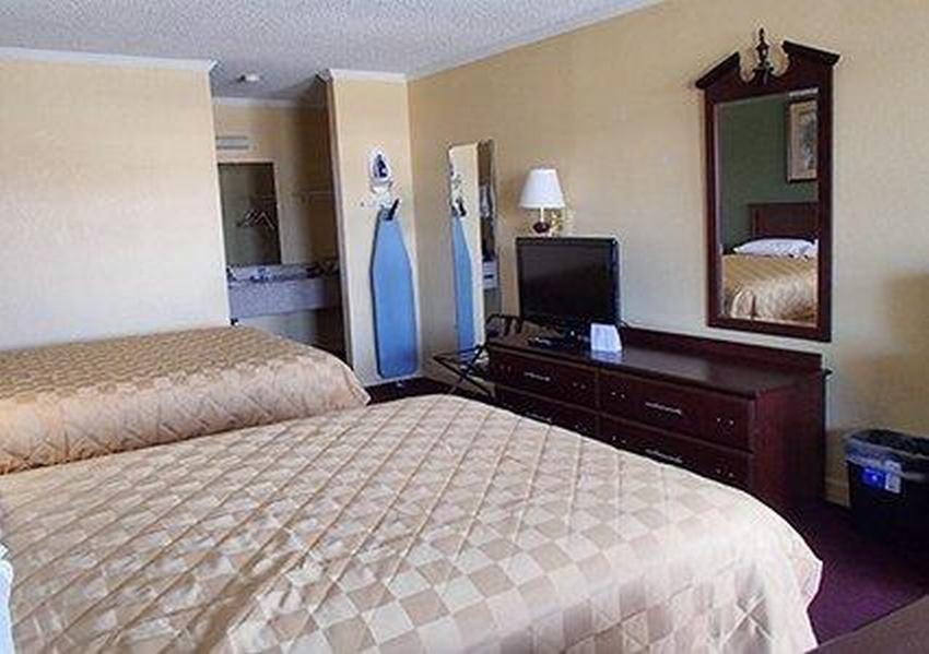 Rodeway Inn & Suites Plymouth Hwy 64 Luaran gambar