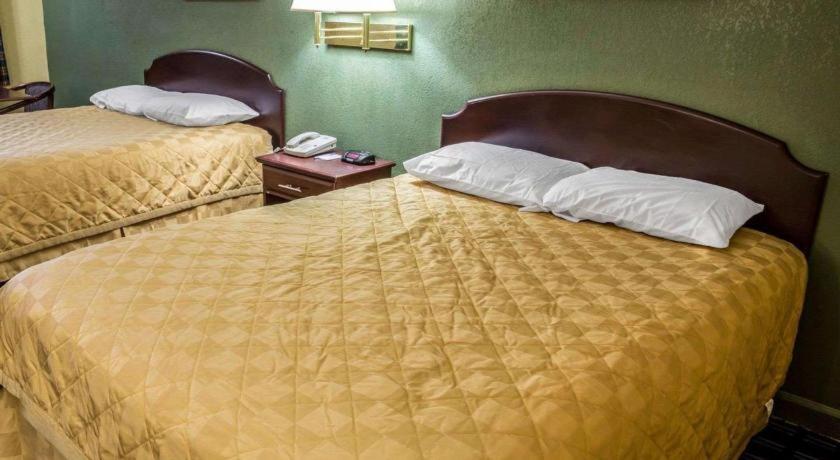 Rodeway Inn & Suites Plymouth Hwy 64 Luaran gambar