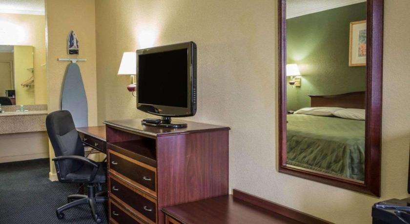 Rodeway Inn & Suites Plymouth Hwy 64 Luaran gambar