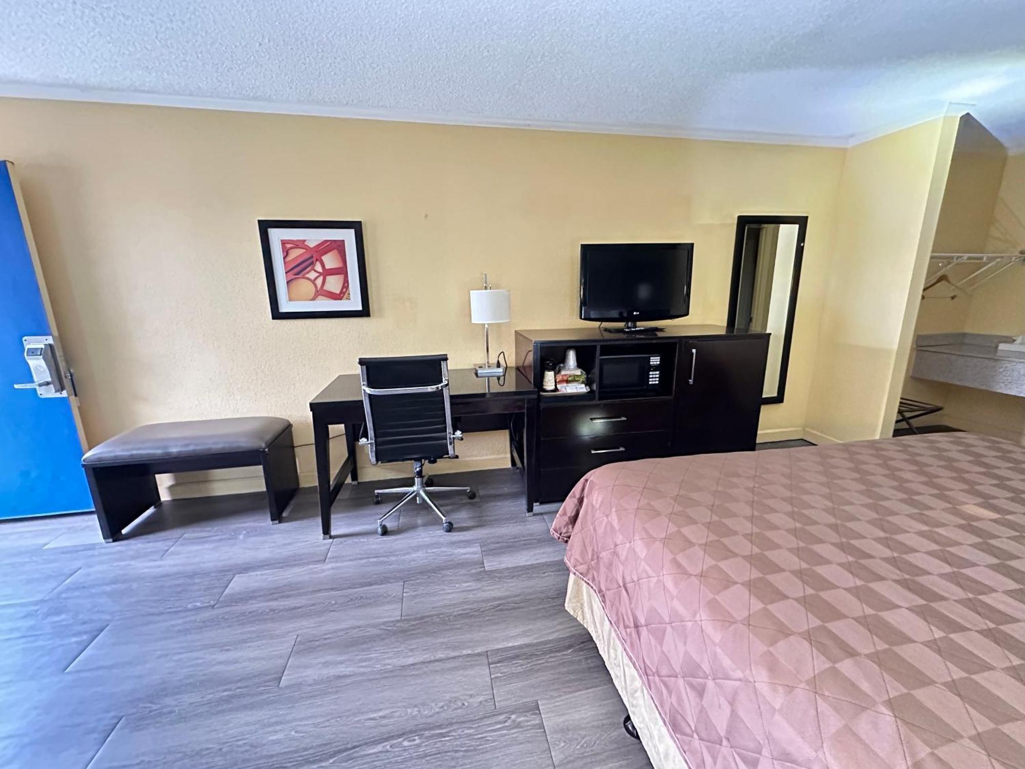 Rodeway Inn & Suites Plymouth Hwy 64 Luaran gambar
