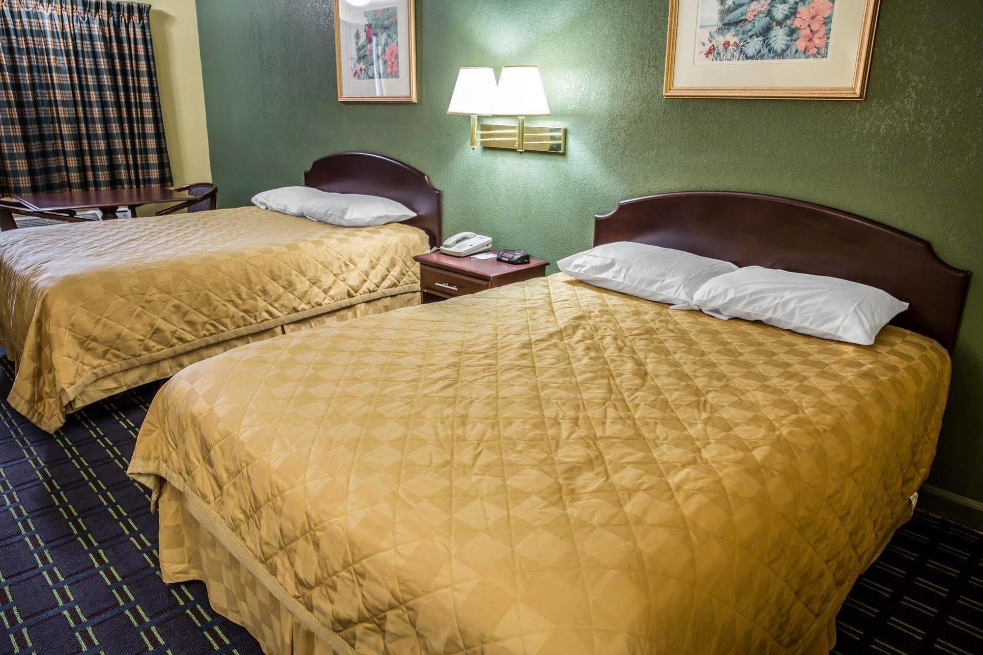 Rodeway Inn & Suites Plymouth Hwy 64 Luaran gambar