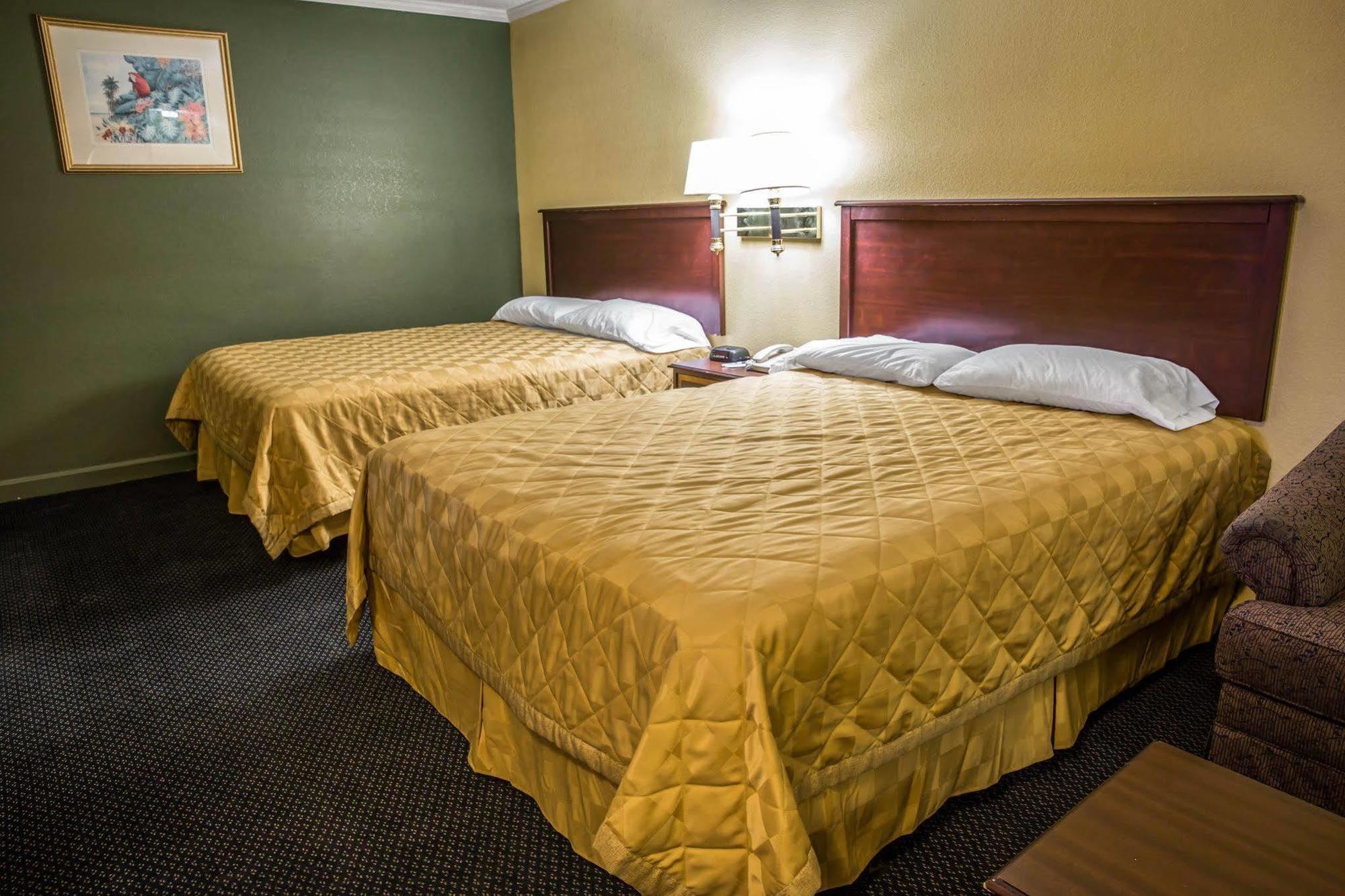 Rodeway Inn & Suites Plymouth Hwy 64 Luaran gambar